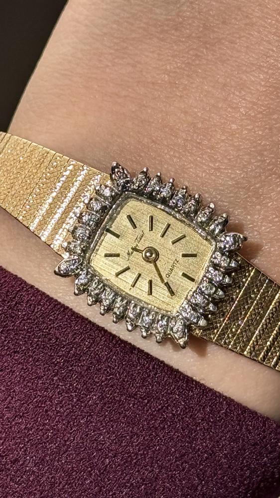 قطعة فاخرة ونادرة من Mathey Tissot السويسرية ، بسوار انيق مطلي ذهب عيار 18 وميناء باللون الذهبي و ومزين بنصف قيراط ألماس طبيعي. من ثمانينات القرن الماضي. الساعه تعمل بشكل ممتاز. مقاس 7 ونصف انش وقابله للتصغير. ساعة تليق بسيدة تعرف كيف ترتدي الفخامة دون مب