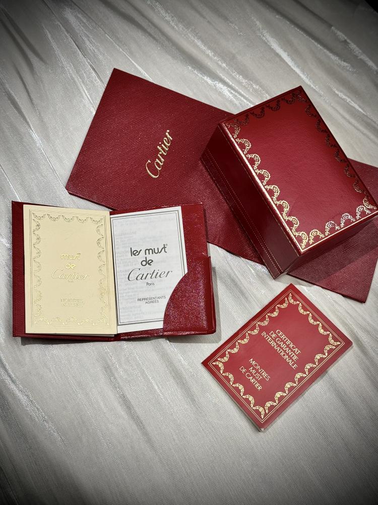 Cartier Paris Must de Vendome ساعة فنتج فاخرة من دار كارتييه باريس – موست دو فاندوم. * حركة: كوارتز دقيقة وموثوقة * حالة الساعة: الميناء من الفضة الإسترلينية الفاخرة مطلية بالذهب (Vermeil) الساعة تتضمن جميع ملحقاتها الأصيلة( العلبة /الكتيبات /والضمان). *