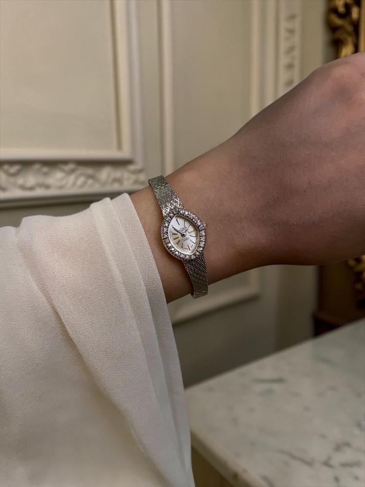 ساعة فنتج فاخره وأنيقة ماركة Vulcain السويسرية العريقة. بسوار ناعم فضي وميناء مميز مزين بحبات الالماس الطبيعي . من تسعينات القرن الماضي. الساعه تعمل بشكل ممتاز. مقاس 7 ونصف انش وقابله للتصغير. ليست مجرد ساعة... بل مجوهرات تحكي وقتك بأناقة