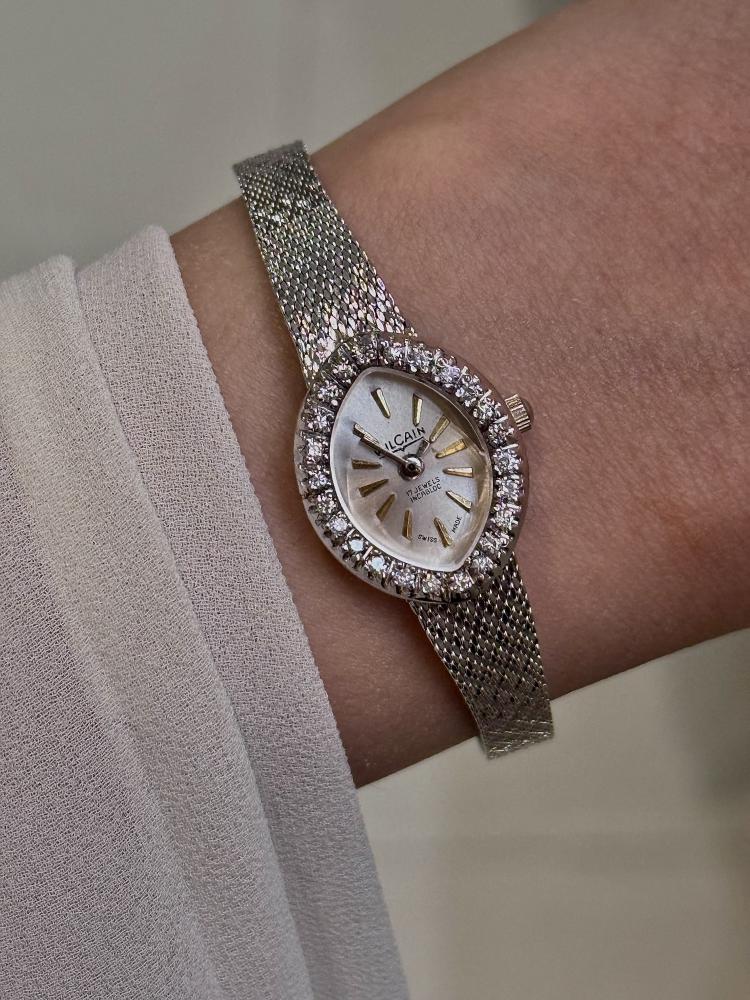 ساعة فنتج فاخره وأنيقة ماركة Vulcain السويسرية العريقة. بسوار ناعم فضي وميناء مميز مزين بحبات الالماس الطبيعي . من تسعينات القرن الماضي. الساعه تعمل بشكل ممتاز. مقاس 7 ونصف انش وقابله للتصغير. ليست مجرد ساعة... بل مجوهرات تحكي وقتك بأناقة
