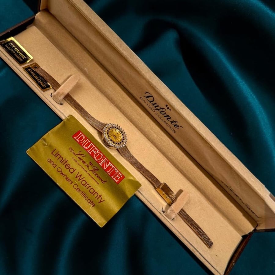 ساعه فنتج فاخرة ونادرة من ثمانينات القرن الماضي من ماركة Dufonte by Lucien Piccard العريقة بتصميم مثالي للمرأة الراقية. بسوار ناعم ذهبي وميناء ذهبي مميز مزين بحبات الالماس والياقوت الأزرق . الساعه تعمل بشكل ممتاز . مقاس 7 ونصف انش وقابلة للتصغير. ليست مجر