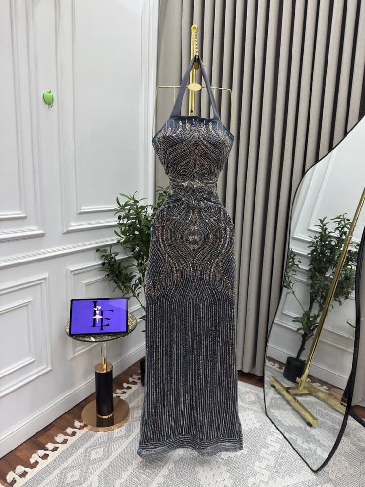 فستان سهرة رمادي فضي ضيق
