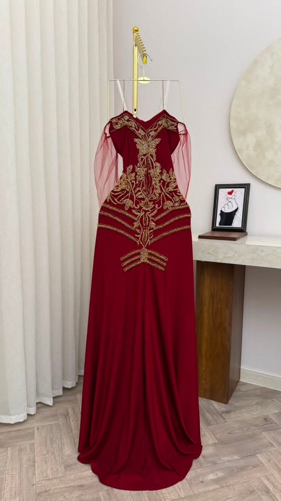 فستان سهرة ملكي فاخر بلون عنابي