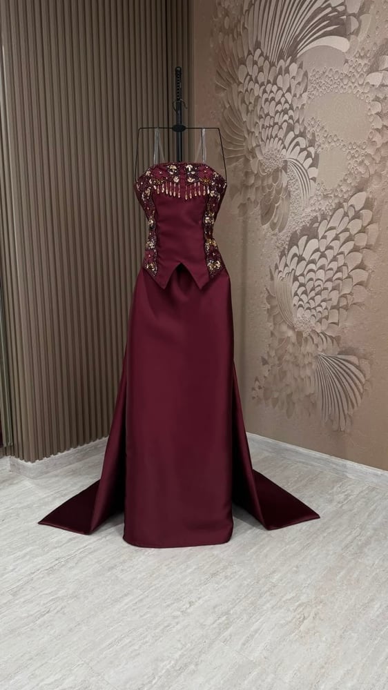 فستان سهرة ملكي بقصة كورسيه مكشوفة الأكتاف وتطريز يدوي على الصدر
