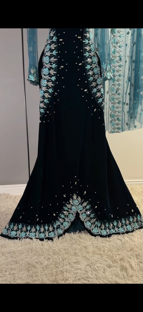 مخور) من المخمل الملكي الناعم باللون الأخضر الزمردي الداكن