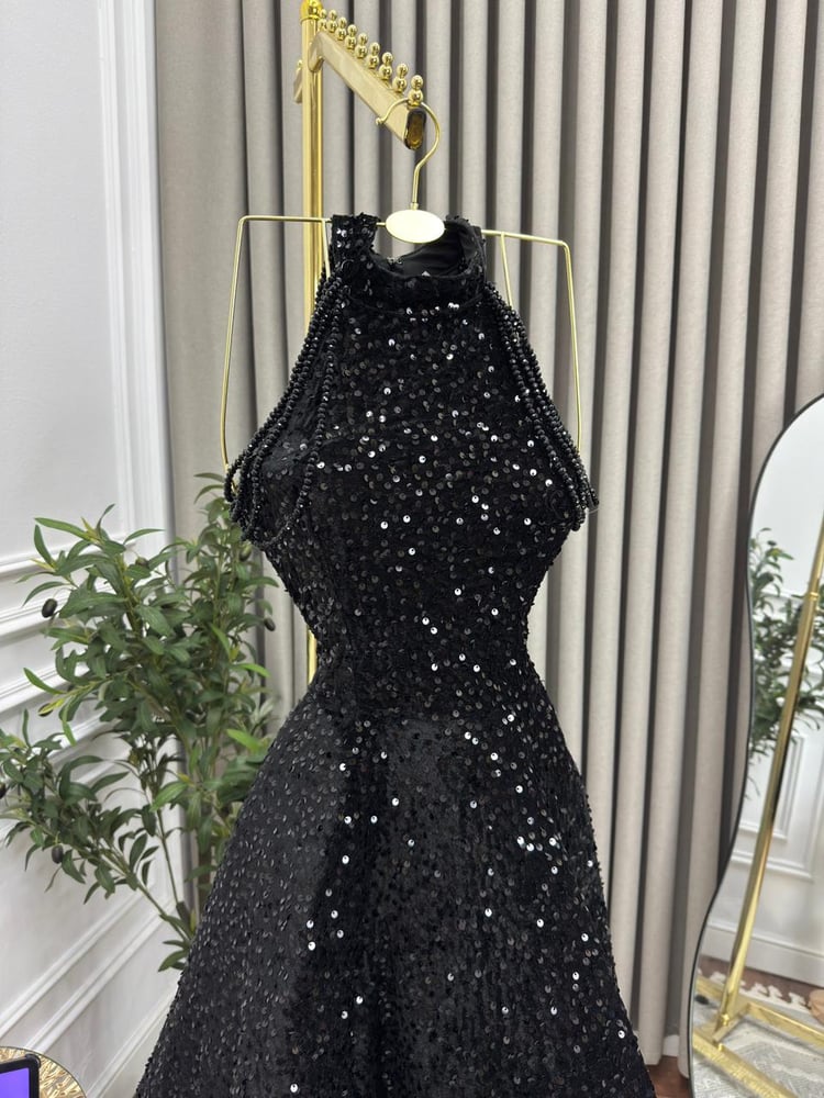 فستان سهرة ميدي أنيقاً باللون الكحلي