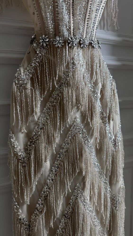 فستان سهرة فاخر باللون البيج النود