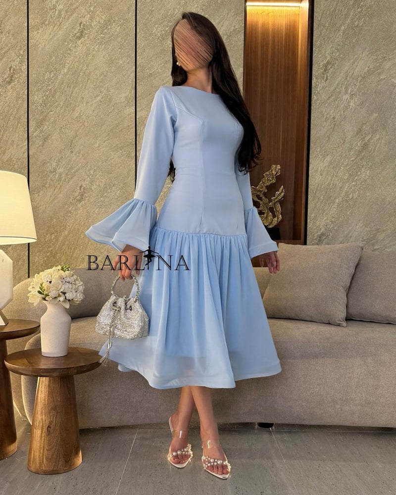 فستان نسائي أنيق باللون الأزرق الفاتح، يتميز بتصميم كلاسيكي مع لمسات عصرية: