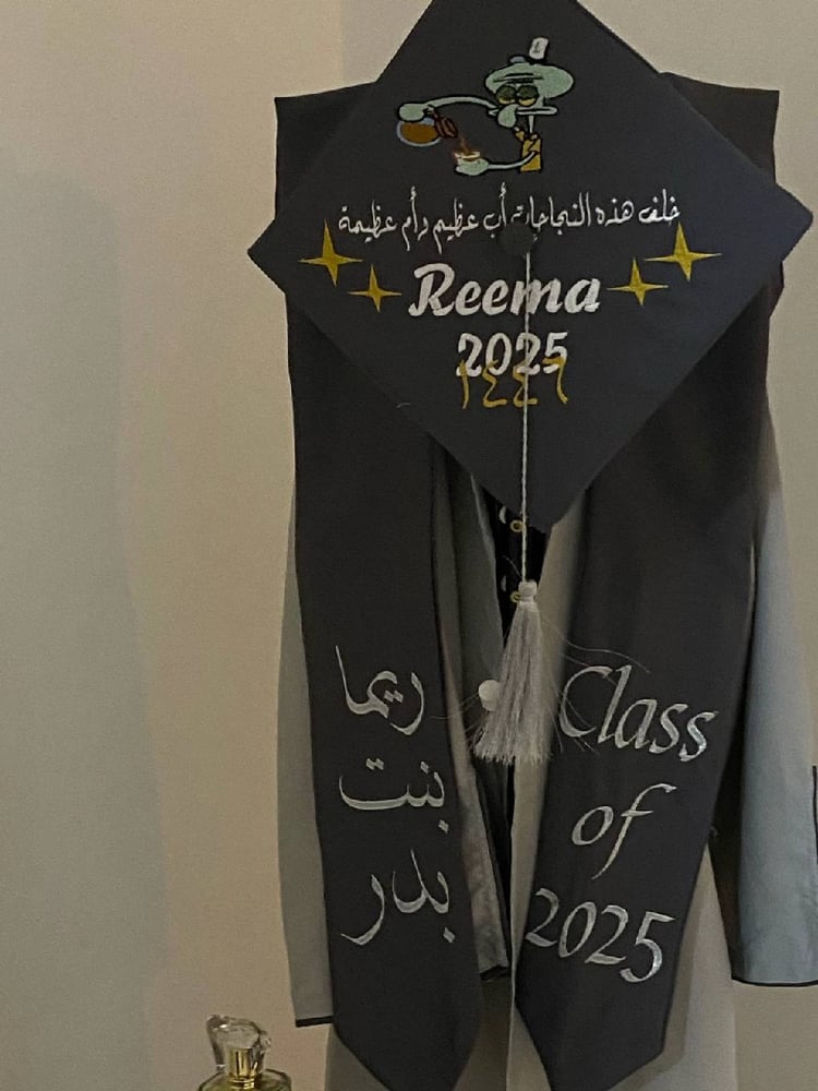 عبايات تخرج 2025 بالاسم والعبارة وسنة التخرج وشعار الدفعة