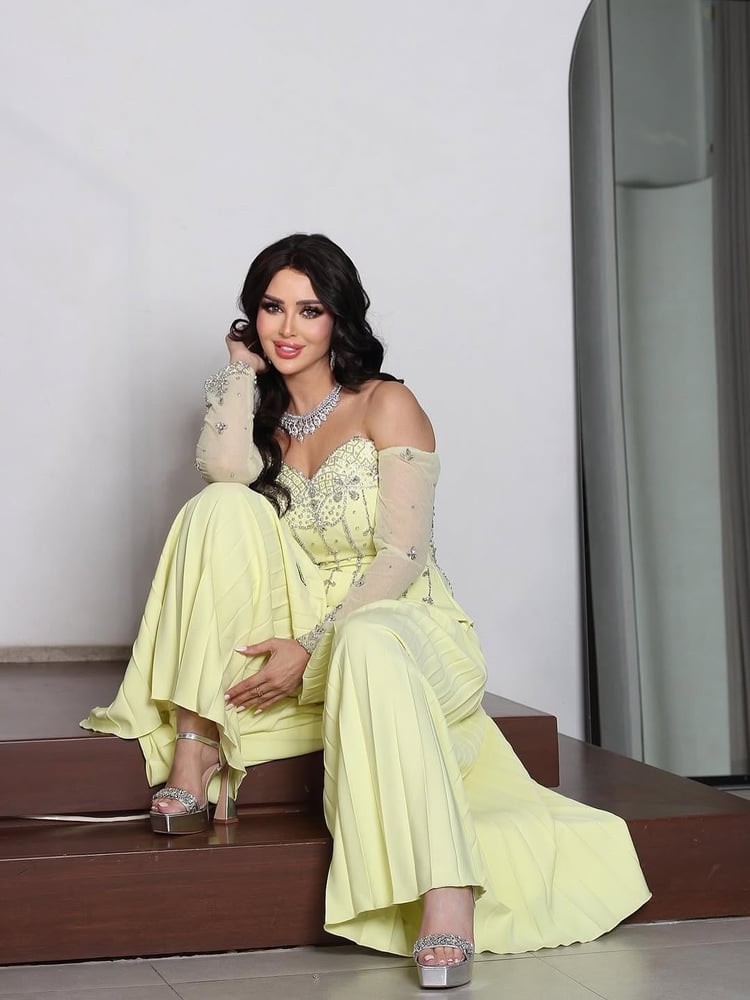 فستان سهرة أنيق وطويل باللون الأصفر الفاتح