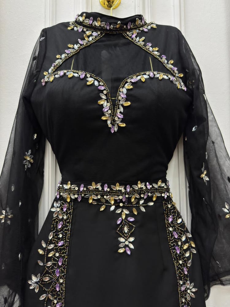 فستان سهرة أسود أنيق وطويل