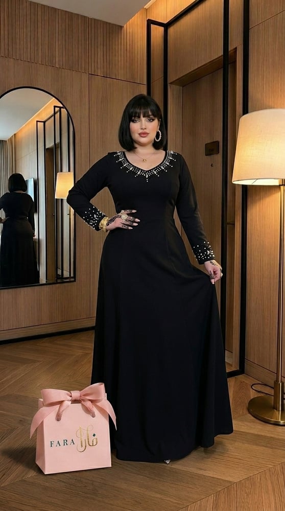 فستان سهرة أسود طويل بقصة كلوش واسعة
