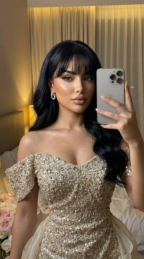 فستان سهرة فاخر باللون البيج