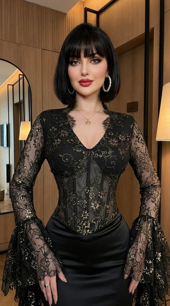 فستان سهرة أسود فاخر بتصميم كورسيه وأكمام جرس منسدلة