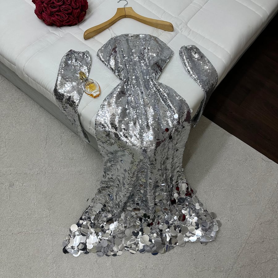 فستان سهره فضي براق مع أكمام