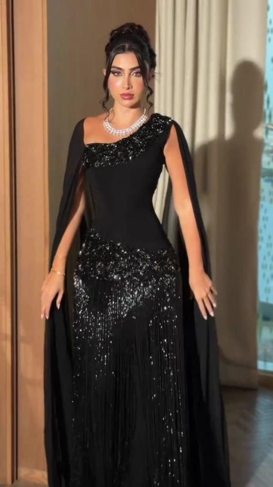 فستان سهرة أسود فاخر بتصميم ملكي طويل