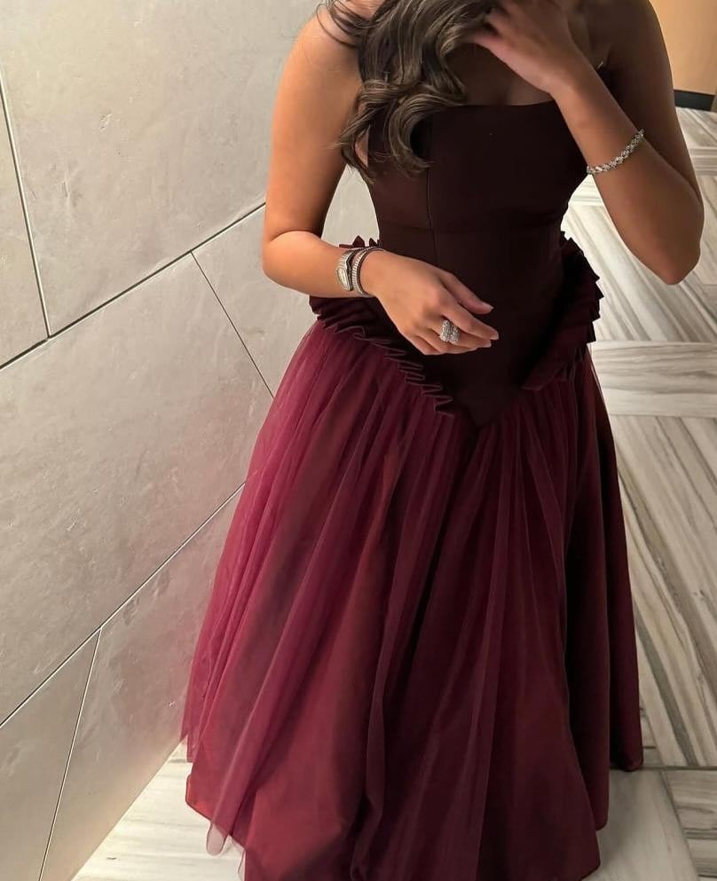فستان سهرة طويل بلون خمري أو عودي غامق