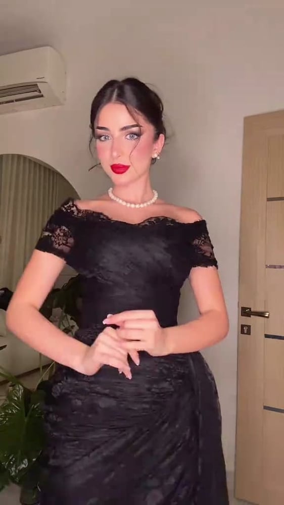 فستان سهرة أسود من نوع أوف شولدر