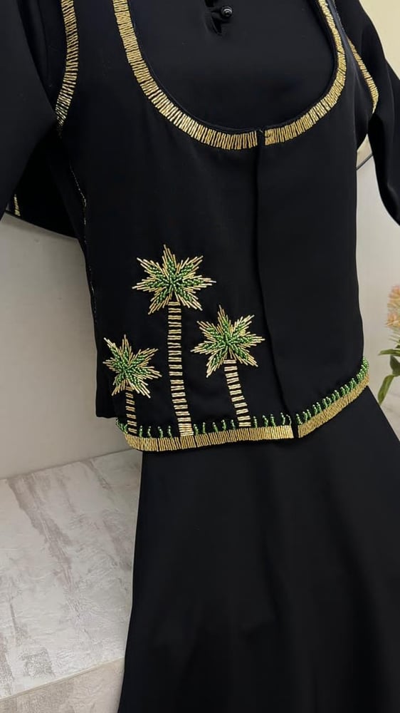 فستان سهرة اليوم الوطني السعودي بتصميم كلوش أنيق باللون الأسود الملكي