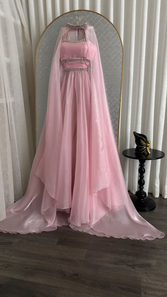 فستان سهرة طويلاً باللون الوردي الناعم