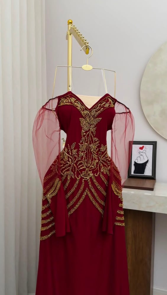 فستان سهرة ملكي فاخر بلون عنابي