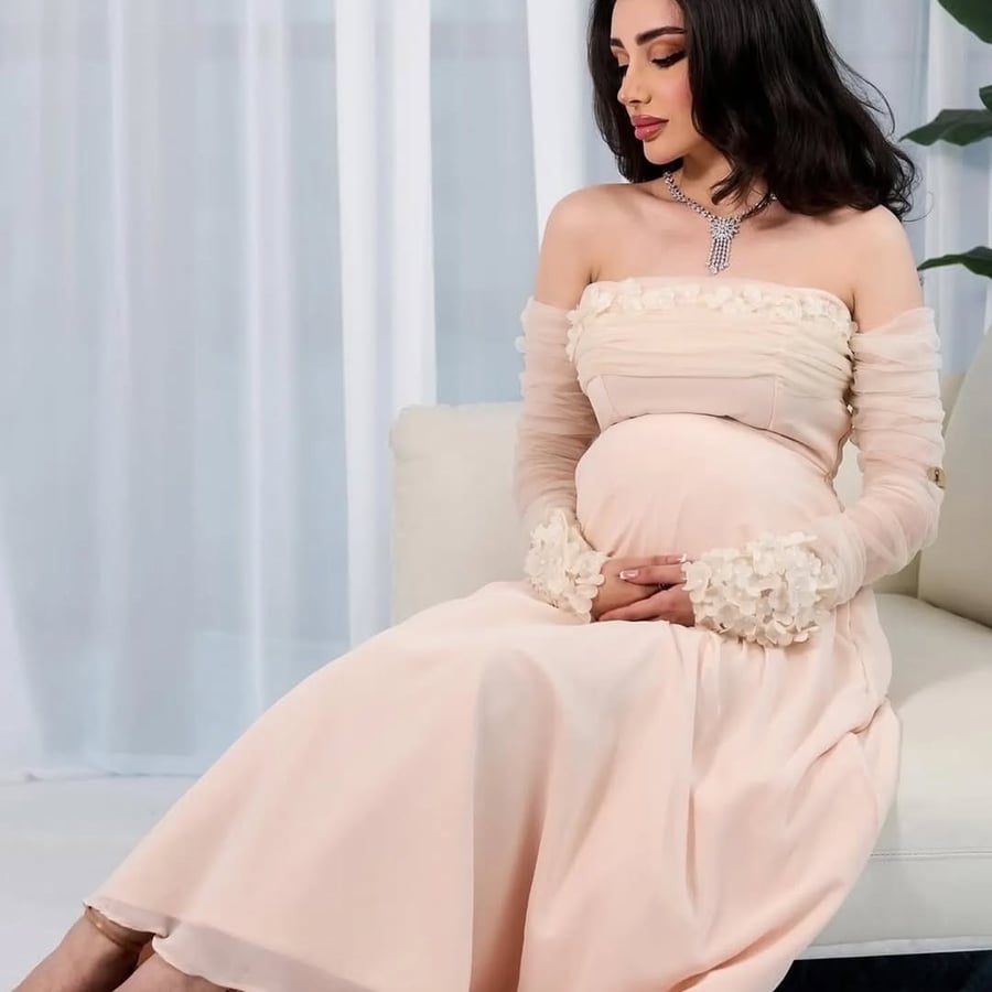 فستان سهرة طويل مصمم خصيصًا للأمهات الحوامل،