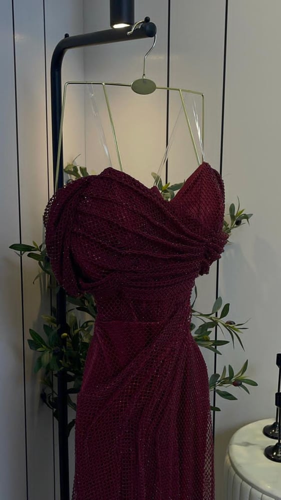 فستان سهرة طويل باللون العنابي