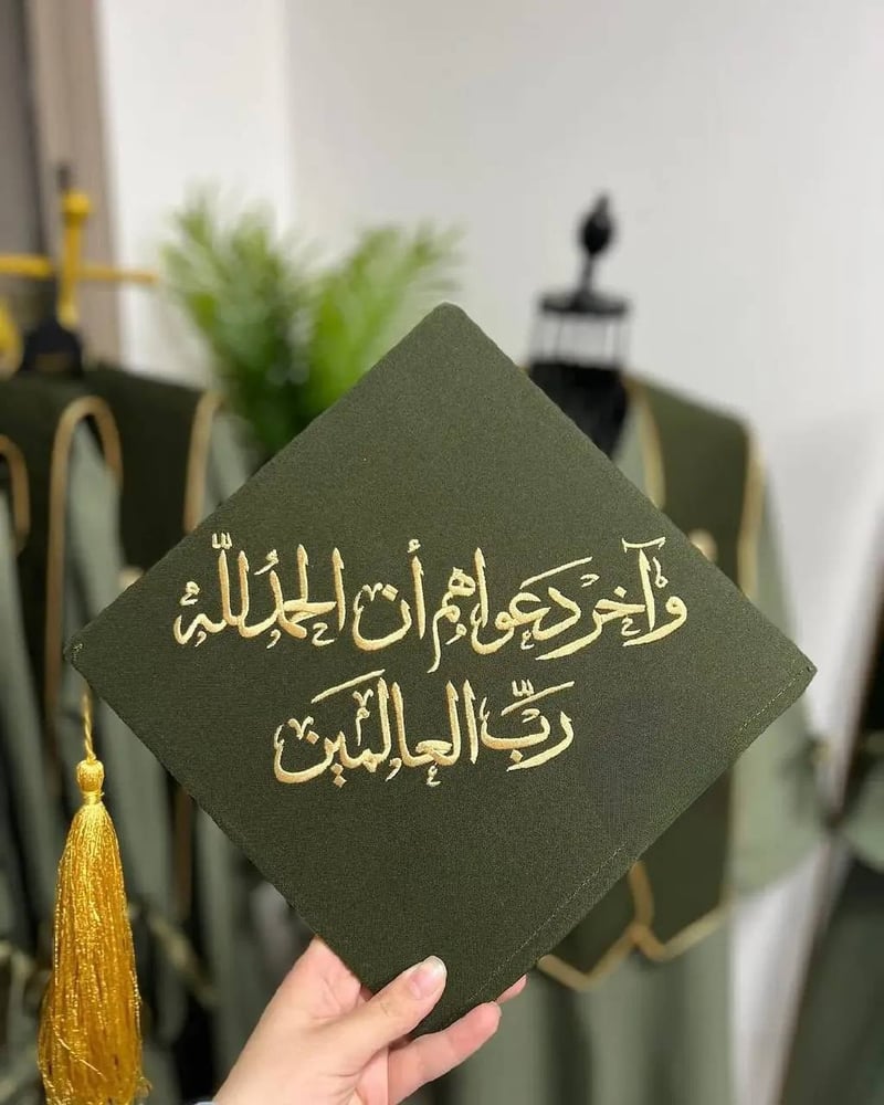 عبايات تخرج 2025 بالاسم والعبارة وسنة التخرج وشعار الدفعة