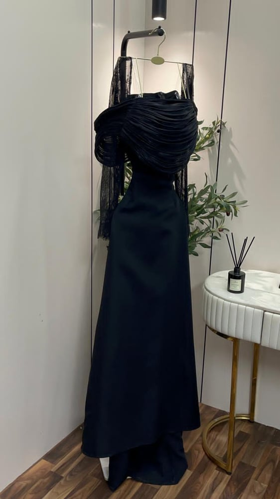 فستان سهرة طويل باللون الأسود