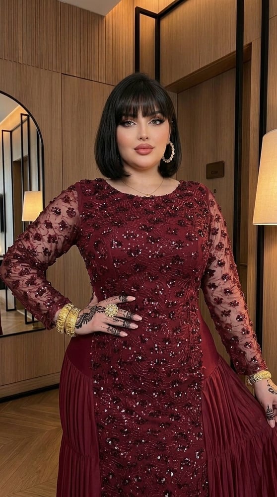فستان سهرة فاخر باللون العنابي