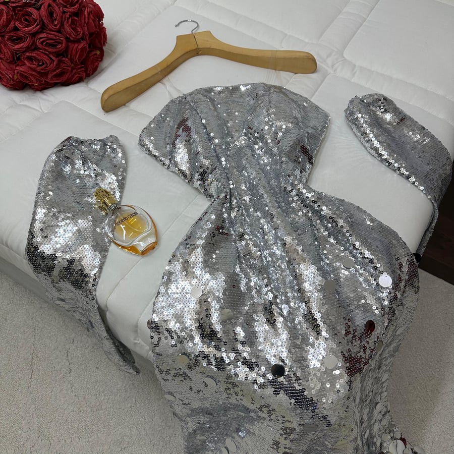 فستان سهره فضي براق مع أكمام