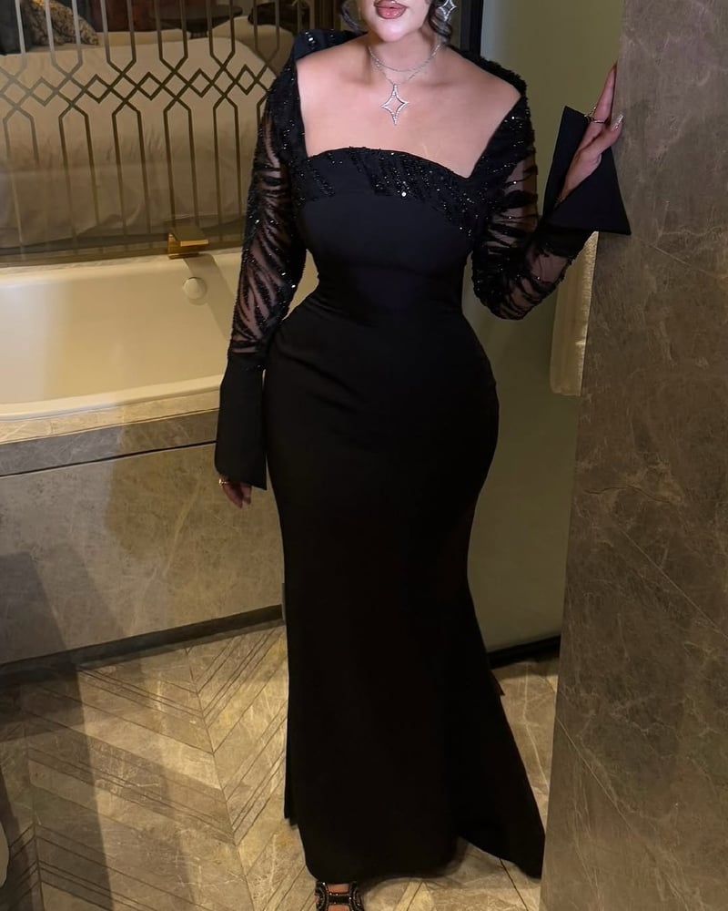 فستان سهرة أسود طويل بتصميم أنثوي أنيق