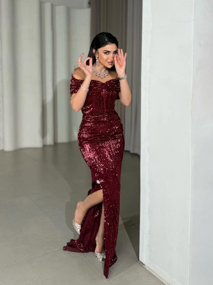 فستان سهرة طويل أنيق باللون الأحمر الداكن العنابي