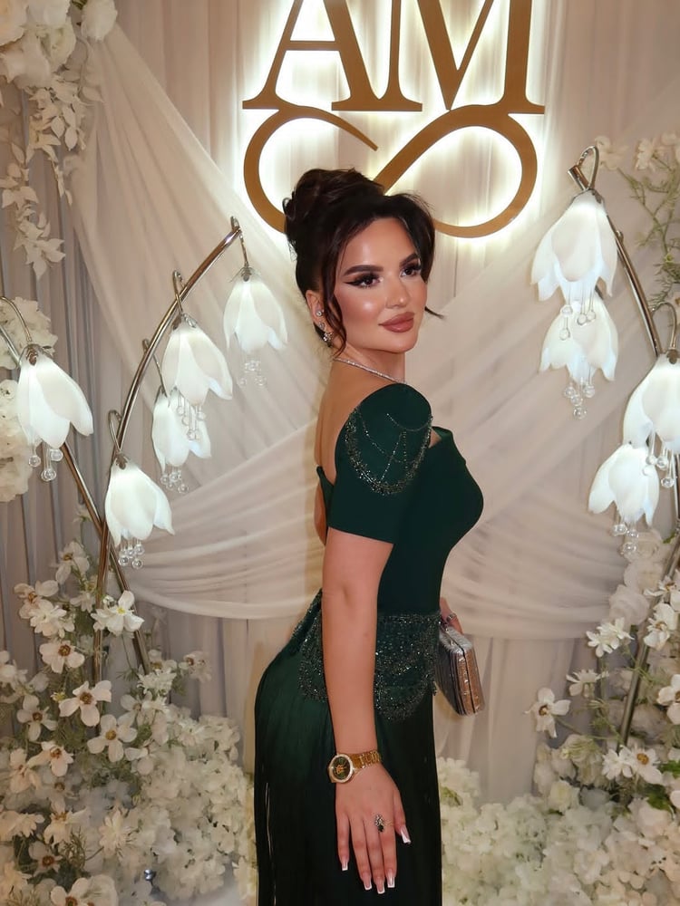 فستان سهرة فاخر باللون الأخضر الزمردي