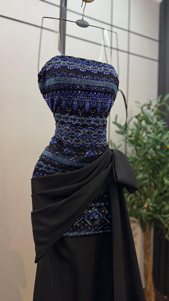 فستان سهرة أسود طويل بتطريز خرز أزرق مكثف