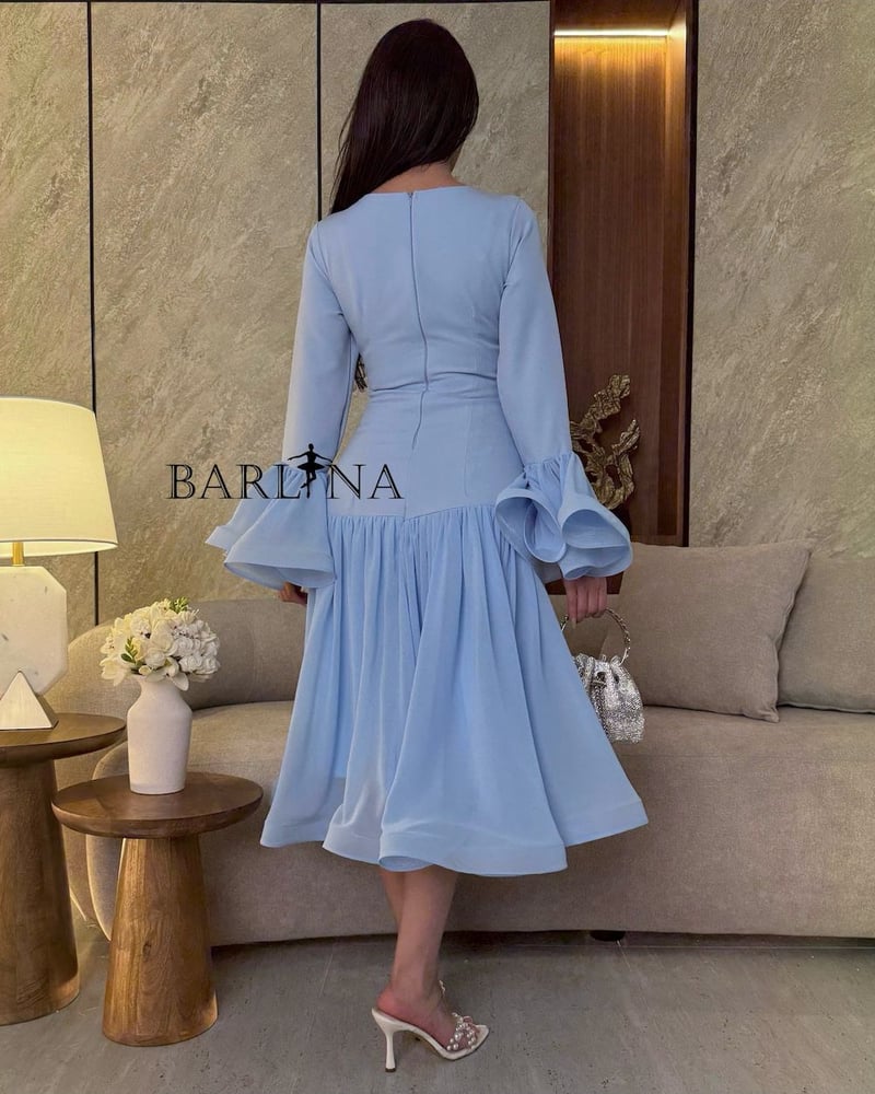 فستان نسائي أنيق باللون الأزرق الفاتح، يتميز بتصميم كلاسيكي مع لمسات عصرية: