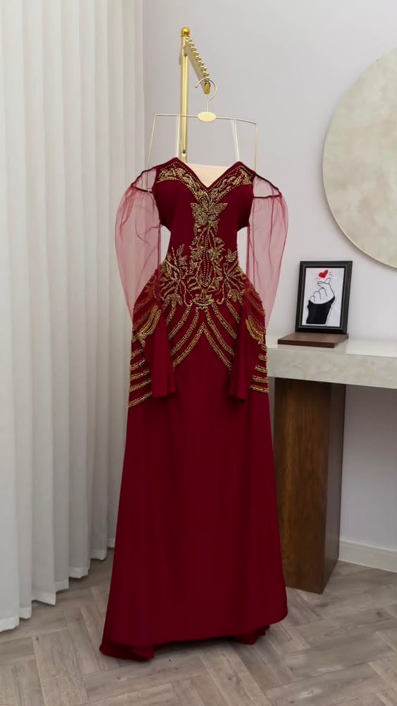 فستان سهرة ملكي فاخر بلون عنابي