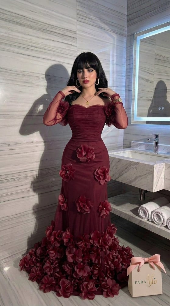 فستان سهرة طويل باللون العودي