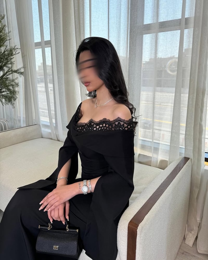 فستان سهرة أسود أنيق بتصميم "أوف شولدر