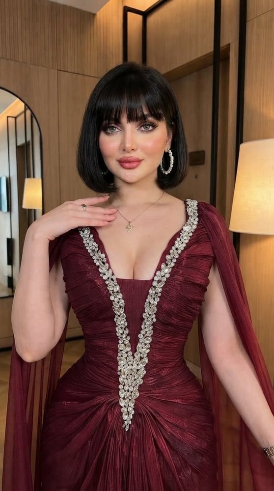 فستان سهرة فاخر طويل باللون العودي