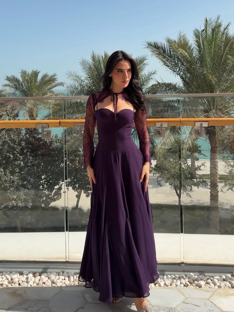 فستان سهرة طويل بلون باذنجاني داكن