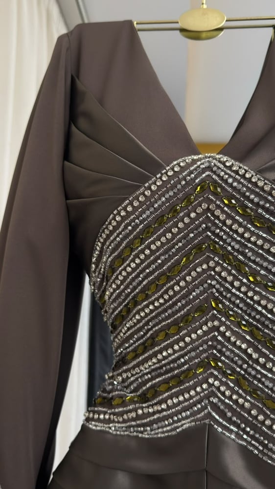 فستان سهرة أنيق باللون البني