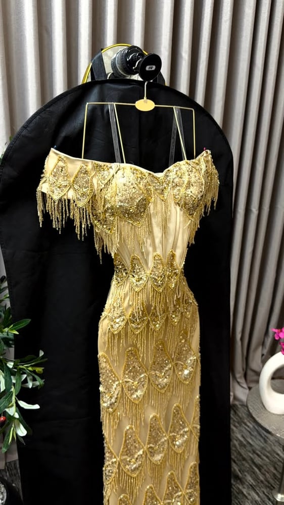 فستان سهرة فاخر باللون الذهبي