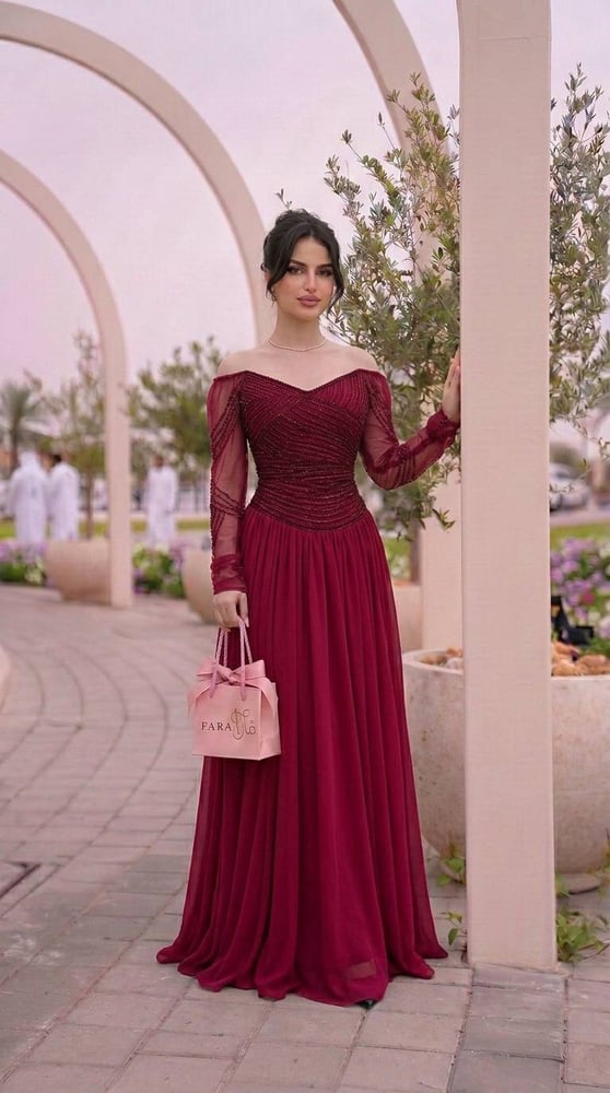 فستان سهرة طويل باللون الأحمر البرغندي