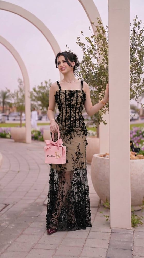 فستان سهرة طويل أسود وتطريز ورود بارزة