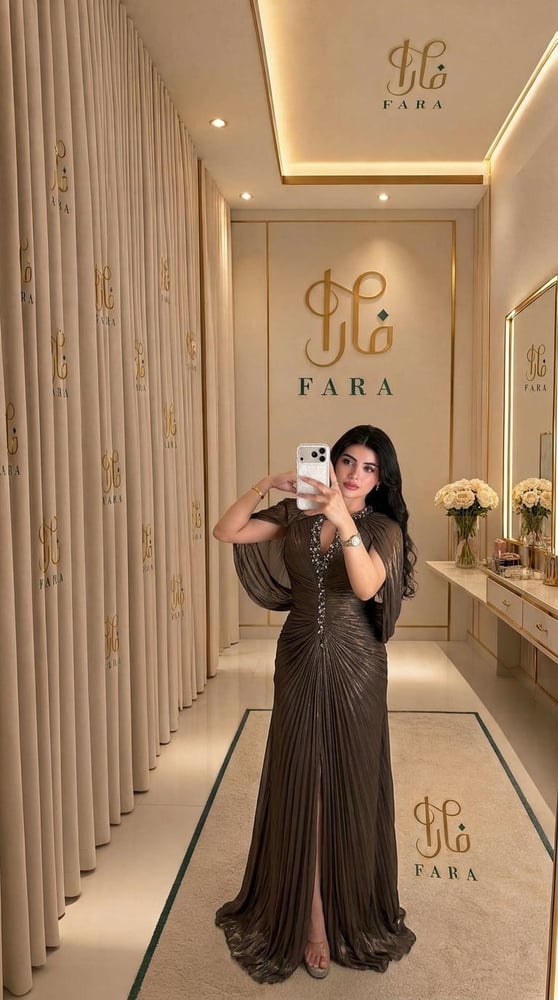 فستان سهرة طويل باللون البني