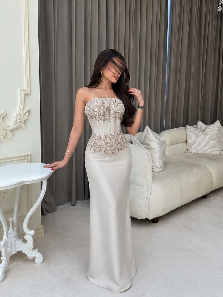فستان سهرة الأنيق ذو اللون الأبيض العاجي