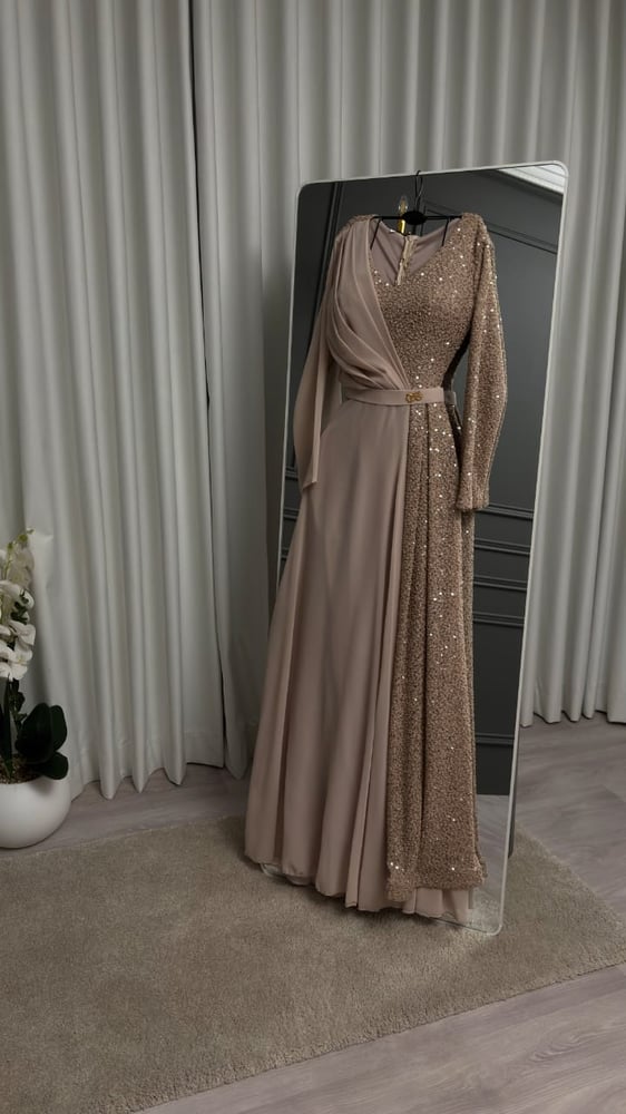 فستان زفاف أبيض طويل بأكمام طويلة وتصميم أنيق