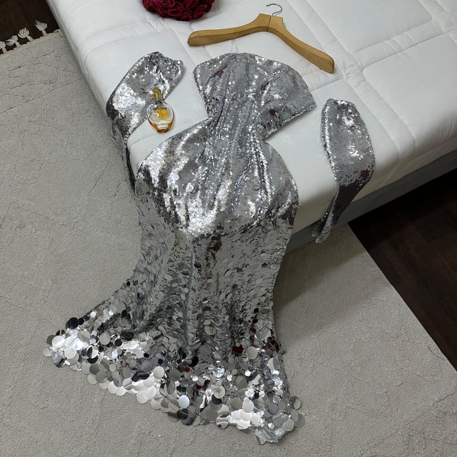فستان سهره فضي براق مع أكمام