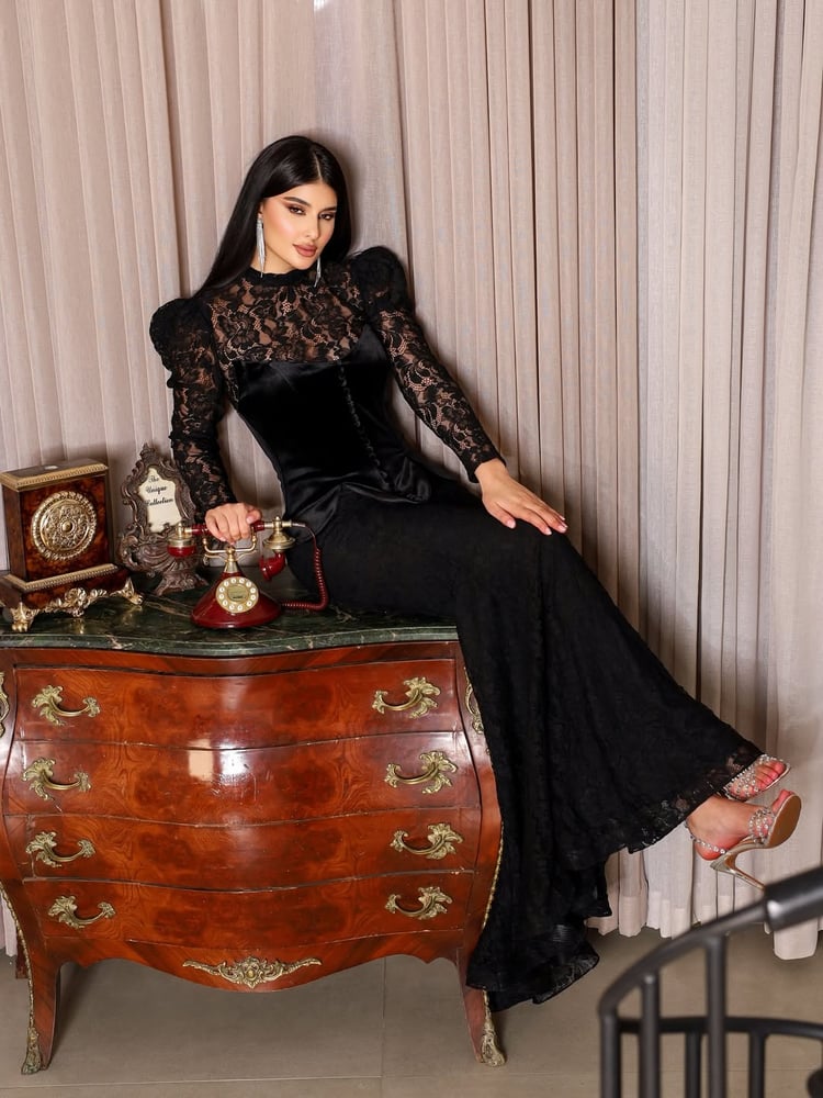 فستان سهرة طويل مخملي ودانتيل أنيق